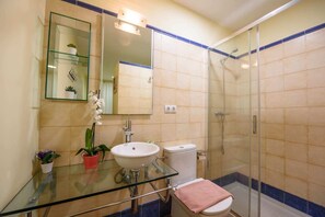 Combined shower/tub, towels