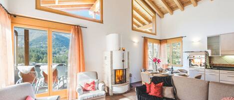 Ático, varias camas, no fumadores, vistas a la montaña (Duplex - Matterhorn View) | Sala de estar | Una televisión de pantalla plana