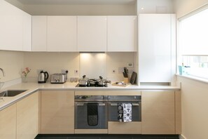 Fridge, microwave, oven, stovetop - Addenbrookes Townhouse with Parking and sleeps 6 ; 5 mins to Papworth hospital (Cambridge)