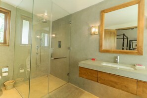 Deluxe King Room, Bathtub | Bathroom | Separate tub and shower, deep soaking tub, designer toiletries, bidet - Niketh Villa Kandy (Katugastota)