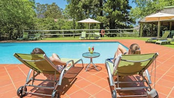2 albercas al aire libre, sombrillas en la alberca y camastros