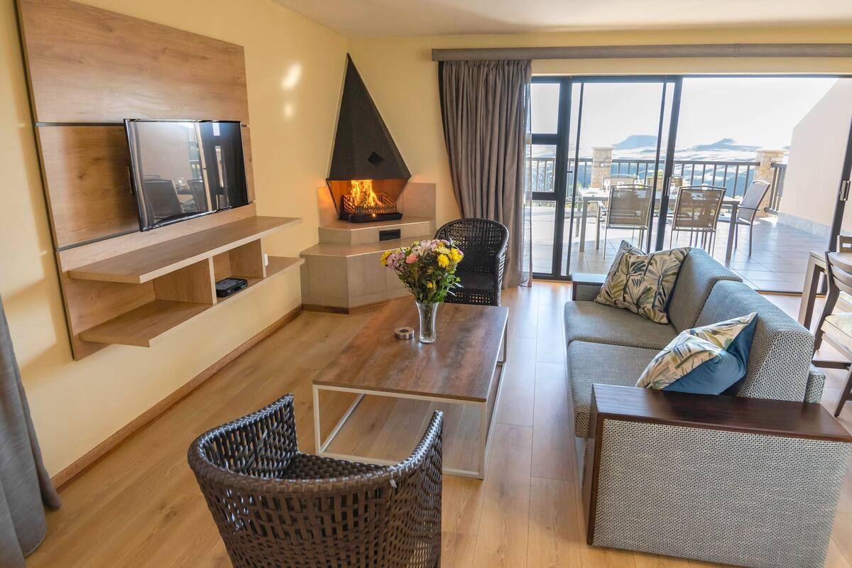 Chalet superior, 2 habitaciones | Área de sala de estar | Televisión de pantalla plana