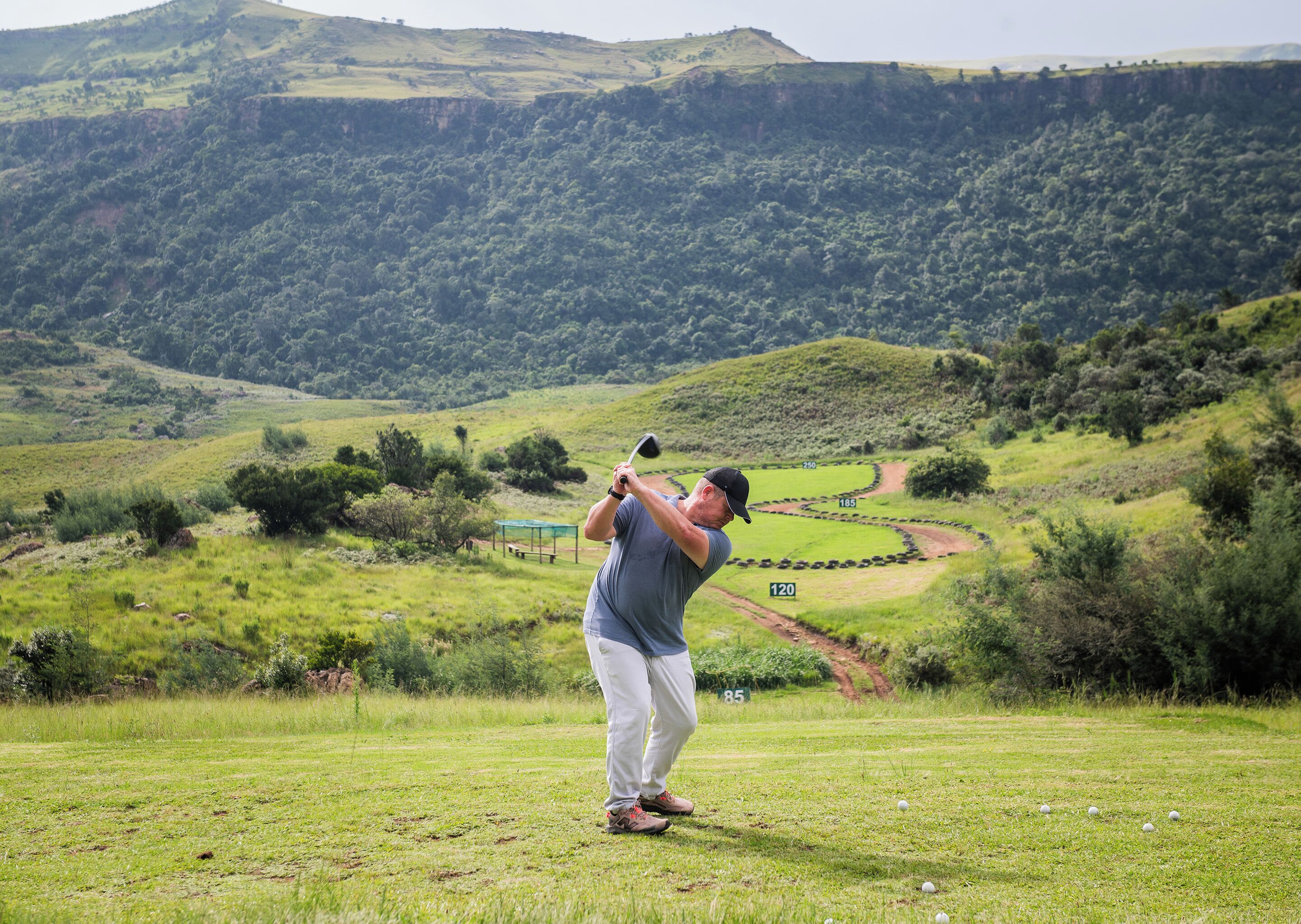Un campo de golf con hoyos numerados, un tee y un putting green.