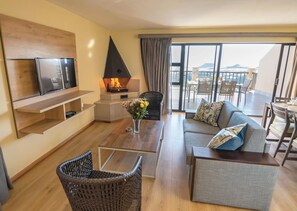 Chalé superior, 2 quartos | Área de estar | TV de tela plana 32 polegadas com canais via satélite