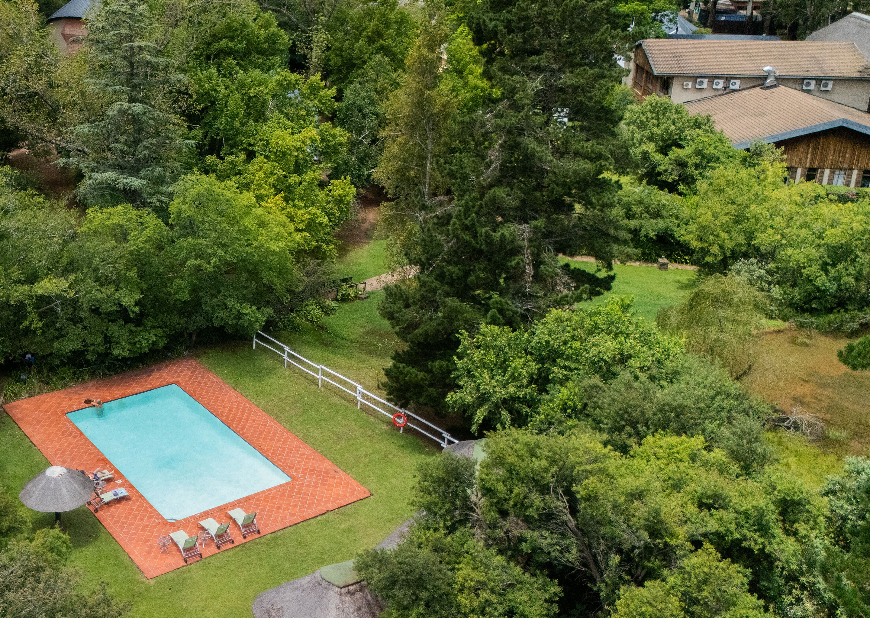 2 piscinas al aire libre, sombrillas, sillones reclinables de piscina