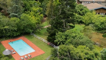 2 piscinas al aire libre, sombrillas, sillones reclinables de piscina