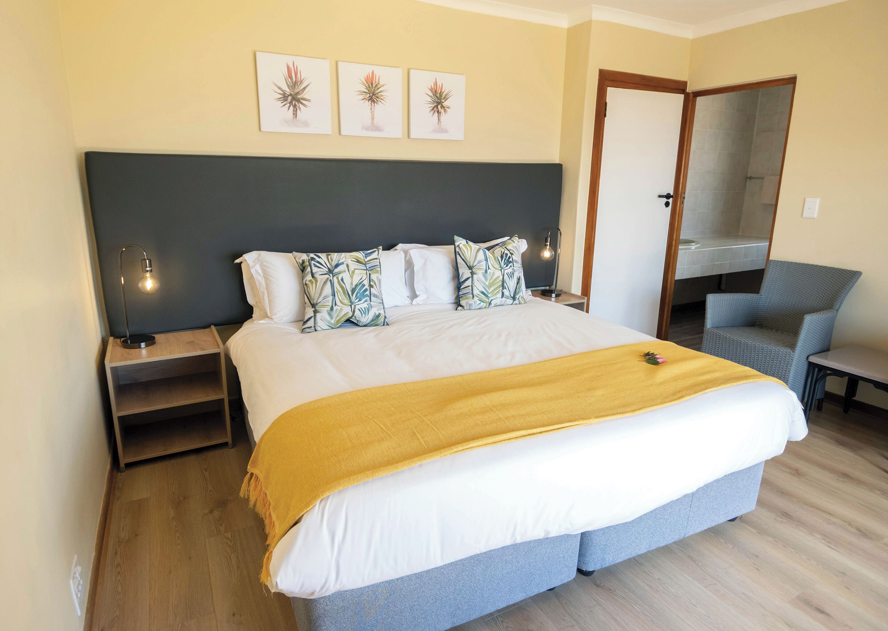 Superior Chalet, 2 Bedrooms | Peti besi dalam bilik, meja, ruang kerja komputer riba 