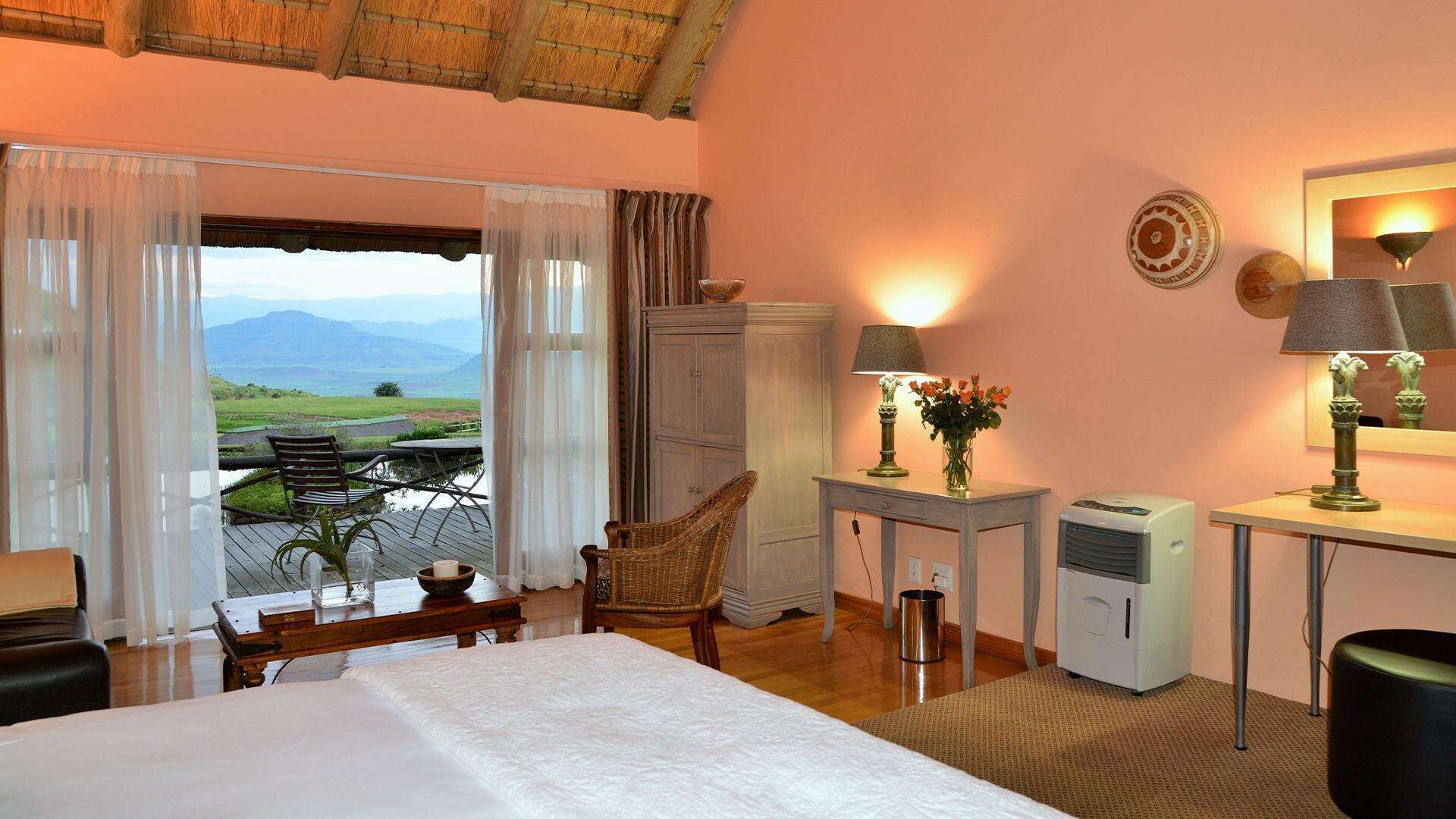 Executive Suite | Premium bedding, in-room safe, desk, laptop workspace