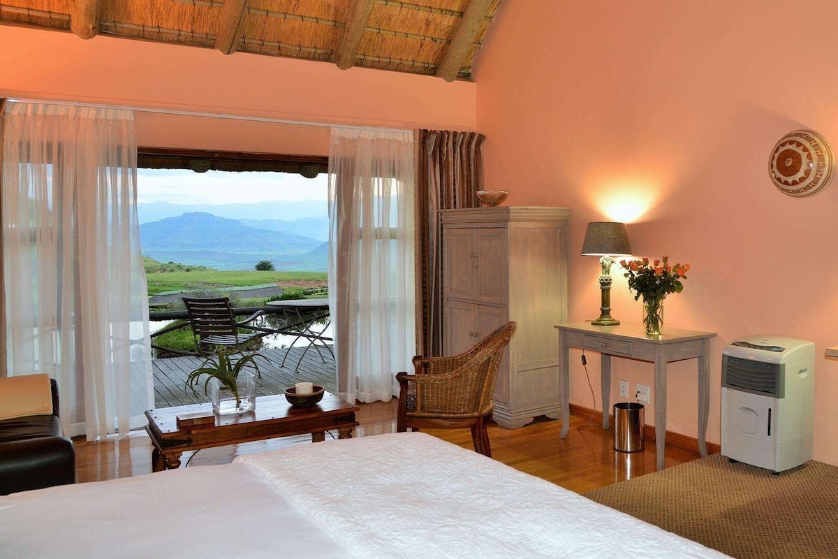 Executive Suite | Premium bedding, in-room safe, desk, laptop workspace