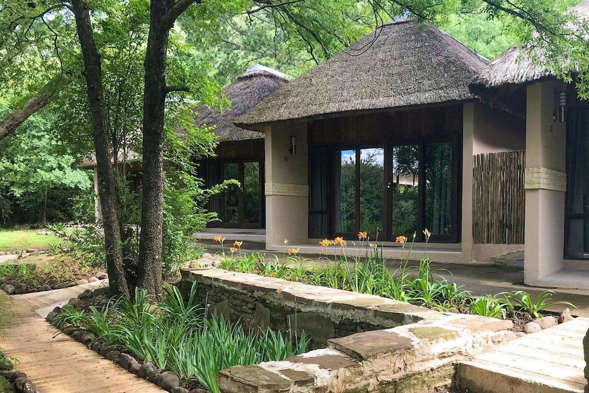 Family Room (Deluxe) | Premium bedding, in-room safe, desk, laptop workspace