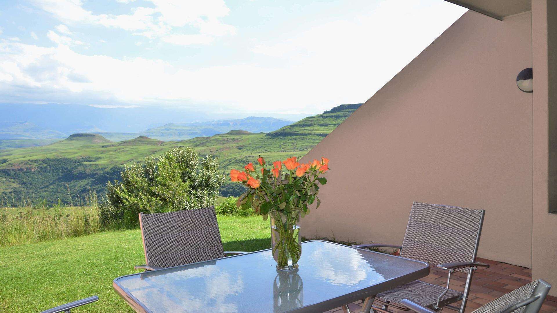 Ropa de cama de alta calidad y caja de seguridad en la habitación 