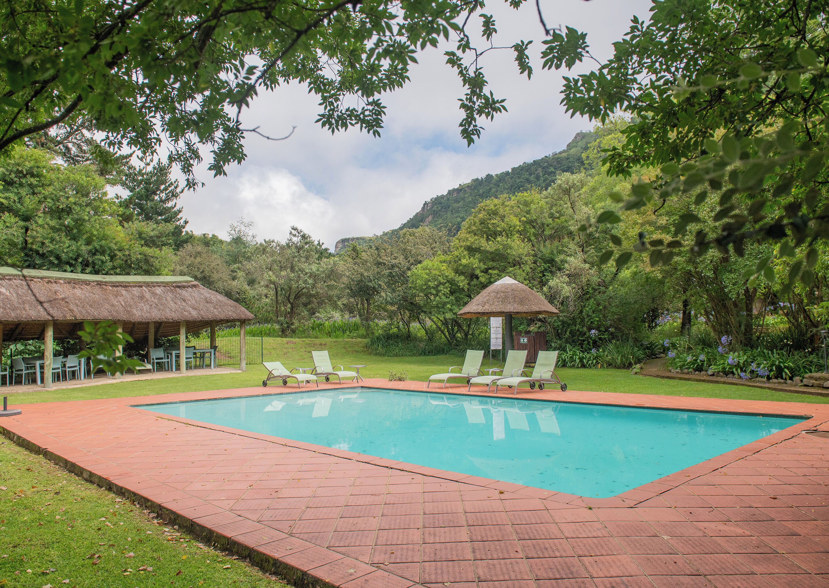 2 hồ bơi ngoài trời, dù/ô trên bãi biển/hồ bơi, ghế dài tắm nắng 