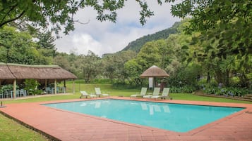 2 piscines extérieures, parasols de plage, chaises longues