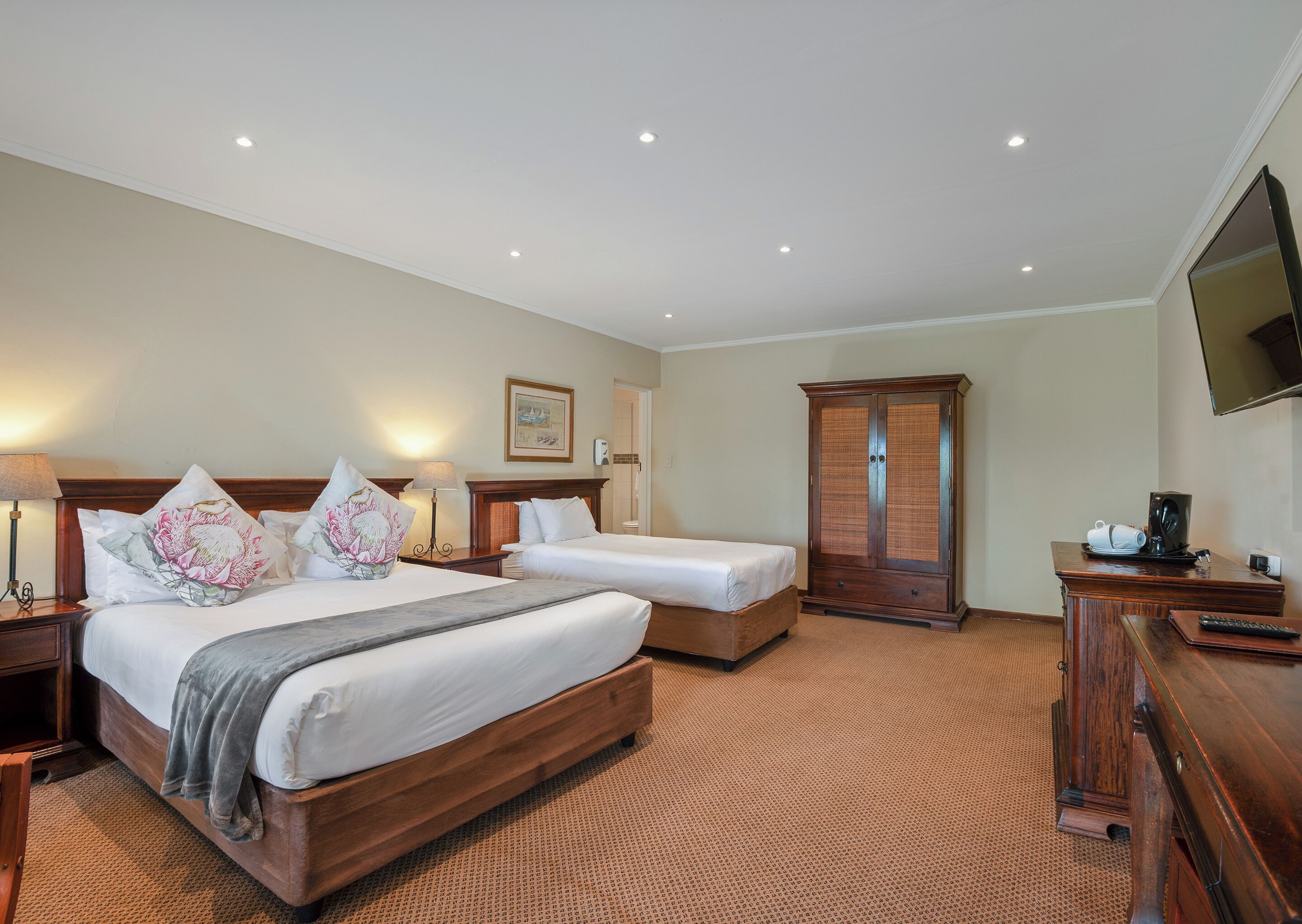 스탠다드 더블룸, 정원 전망 | 고급 침구, 객실 내 금고, 책상, 노트북 작업 공간