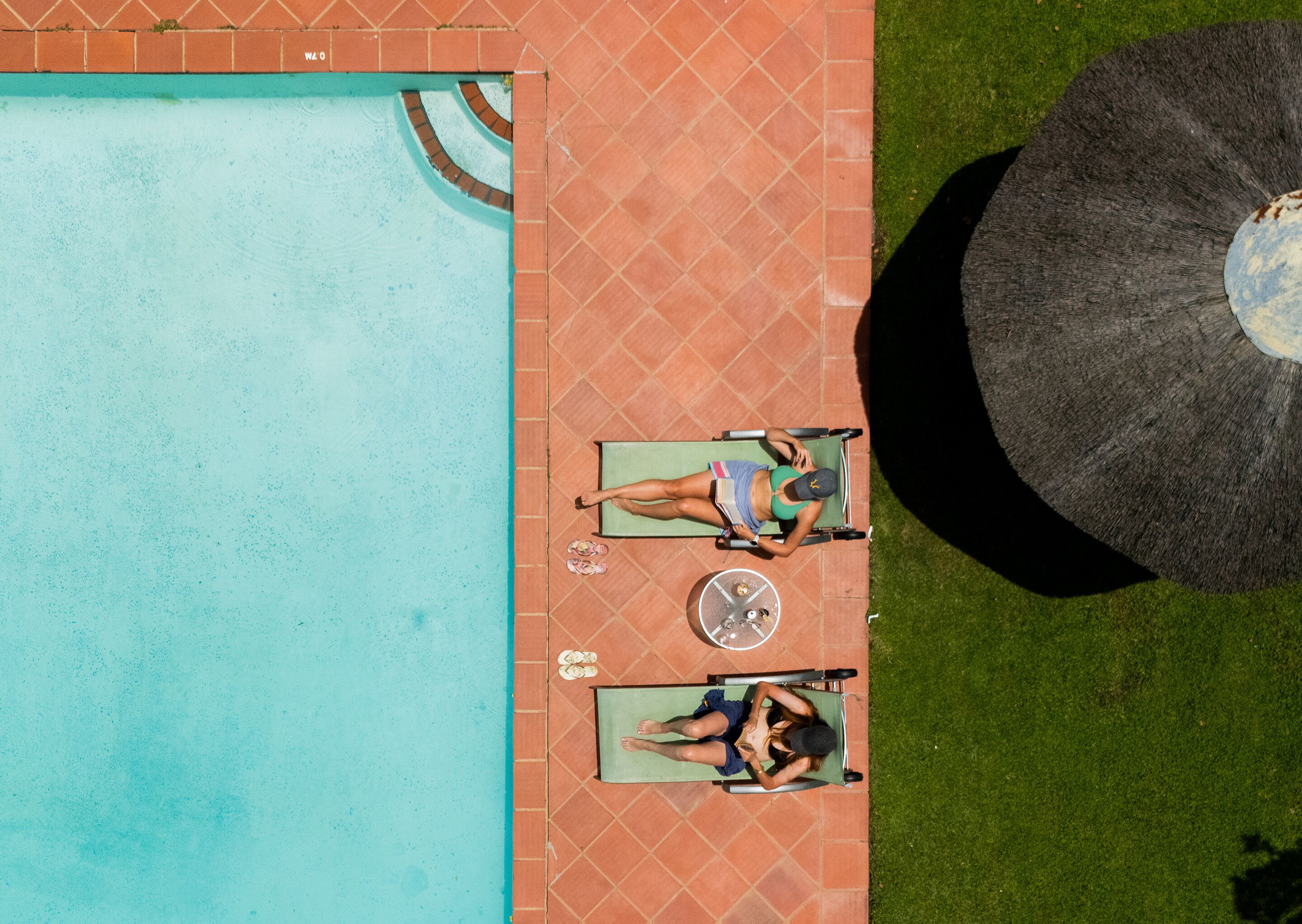 2 utomhuspooler, parasoller och solstolar