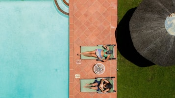 2 utomhuspooler, parasoller och solstolar