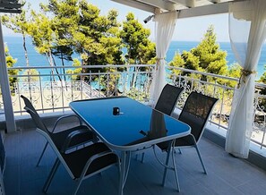 三人房, 1 張標準雙人床及 1 張梳化床, 海景 (First Floor) | 陽台景觀