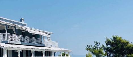 开间, 多张床 (First Floor) | 阳台景观