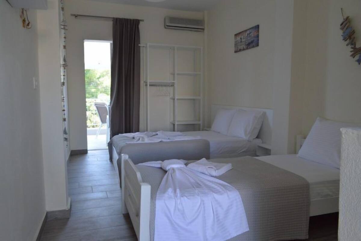 Tabla de planchar con plancha, wifi gratis y ropa de cama 