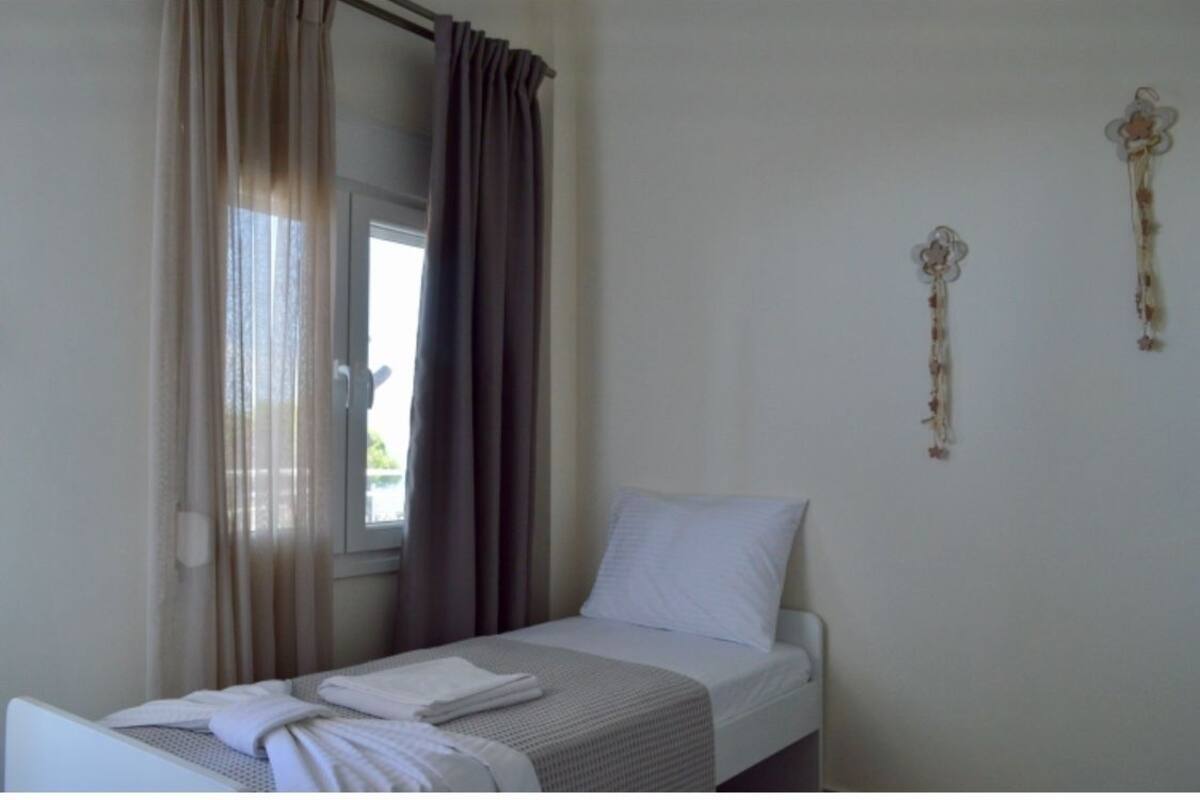 Tabla de planchar con plancha, wifi gratis y ropa de cama 