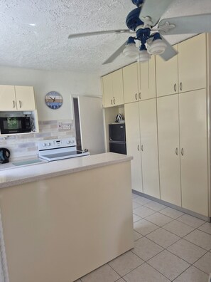 Fridge, microwave, oven, stovetop - Art Studio 2 is set in lovely gardens,35 yards from the beach  (St James)