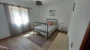 3 bedrooms, iron/ironing board, WiFi, bed sheets - Melides - Sea view Villa (Melides)