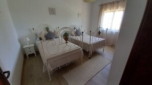 3 habitaciones, tabla de planchar con plancha, wifi y ropa de cama 