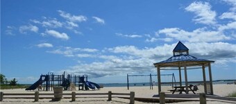 Beautiful Colonial Mint Condition Summer House Walking Distance to Beach