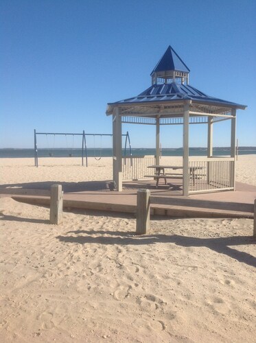 Beautiful Colonial Mint Condition Summer House Walking Distance to Beach