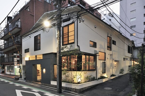 Fachada de la propiedad por la tarde o noche