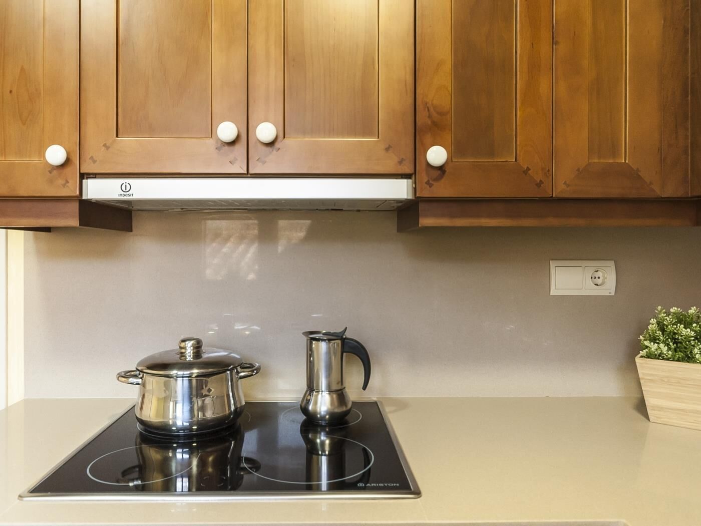 Een koelkast, een microgolfoven, een oven, een vaatwasser