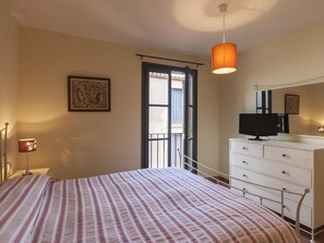 2 slaapkamers, een strijkplank/strijkijzer, internet, beddengoed