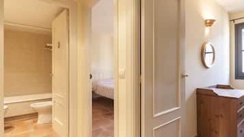 2 habitaciones, tabla de planchar con plancha, internet y ropa de cama
