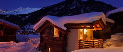 Bagian depan properti - sore/malam