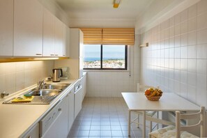 Fridge, microwave, oven, stovetop - Lighthouse View in Cascais by Portugal Portfolio (Cascais)
