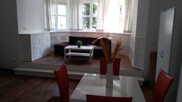Apartemen Comfort, 3 kamar tidur, Bebas Asap Rokok, pemandangan kebun (+ Living Room) | Pemandangan taman