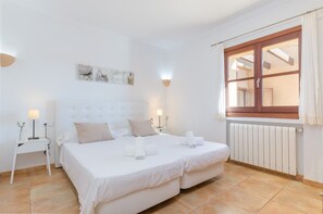 3 slaapkamers, een strijkplank/strijkijzer, gratis wifi, beddengoed