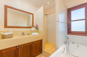 Ensemble baignoire-douche, séchoir à cheveux, serviettes fournies