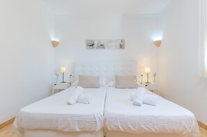 3 slaapkamers, een strijkplank/strijkijzer, gratis wifi, beddengoed