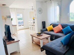 Een televisie, Netflix, een tafeltennistafel en streamingdiensten