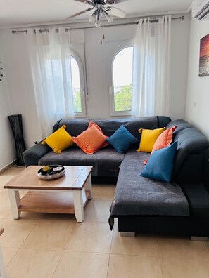 Una televisión, Netflix, una mesa de tenis de mesa