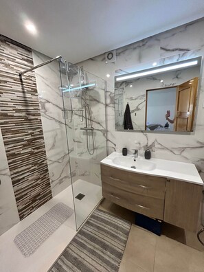 Doccia, asciugacapelli, bidet, asciugamani
