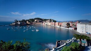 A coastal town with historic buildings, a marina with boats, and a clear blue sky. - Nice Apartment in a splendid quiet area - seaview (Castiglione Chiavarese)