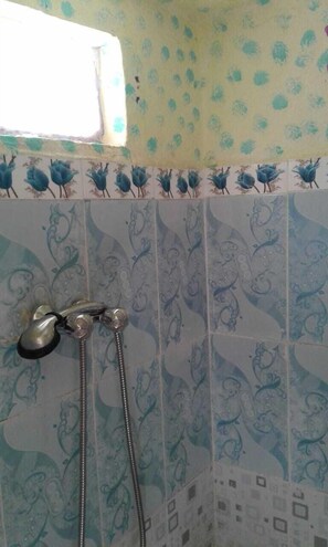 Quarto quádruplo básico, várias camas, para não fumantes | Banheiro | Chuveiro, chuveiro com efeito de chuva