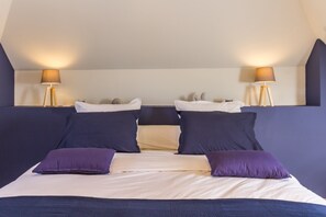 Double Room | Individually decorated, individually furnished, desk, blackout drapes - Chambres Le Tirel (Reux)