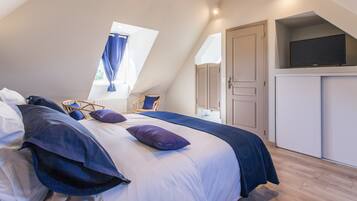 Double Room | Individually decorated, individually furnished, desk, blackout curtains