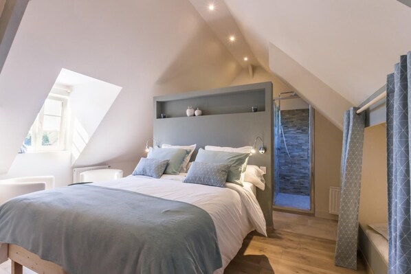 Individually decorated, individually furnished, desk, blackout curtains - Chambres Le Tirel (Reux)