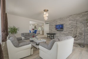 スマートテレビ、暖炉、卓球台