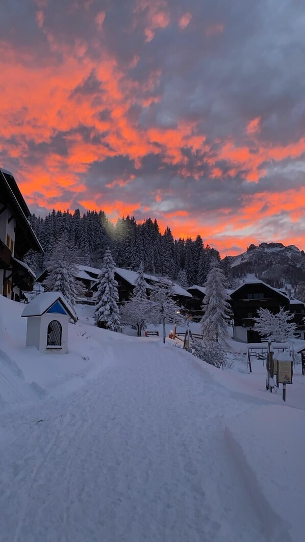 A snow-covered village with traditional wooden houses and a clear view of the surrounding mountains. - Hapimag Resort Sonnleitn (Hermagor-Pressegger See)