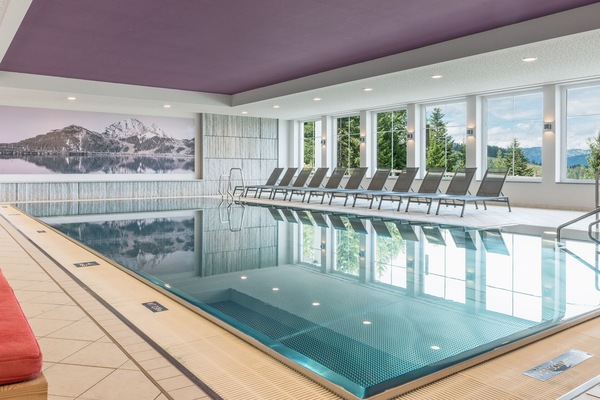 Innenpool, geöffnet von 08:00 Uhr bis 20:00 Uhr, LiegestĂŒhle